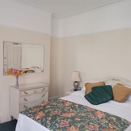 Double Room Available- London Seven Kings Seven Kings Train Station Ilford Bagian luar foto