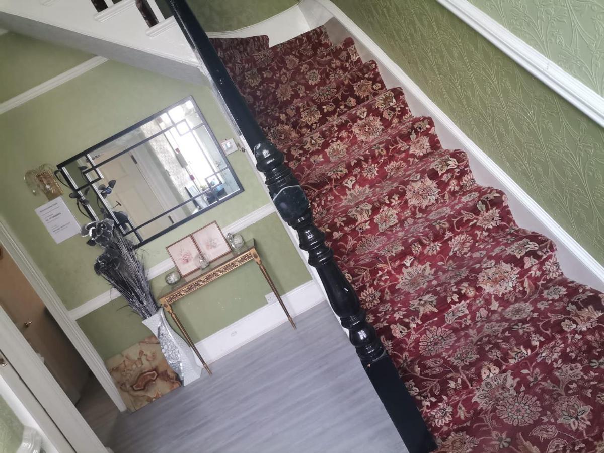 Double Room Available- London Seven Kings Seven Kings Train Station Ilford Bagian luar foto
