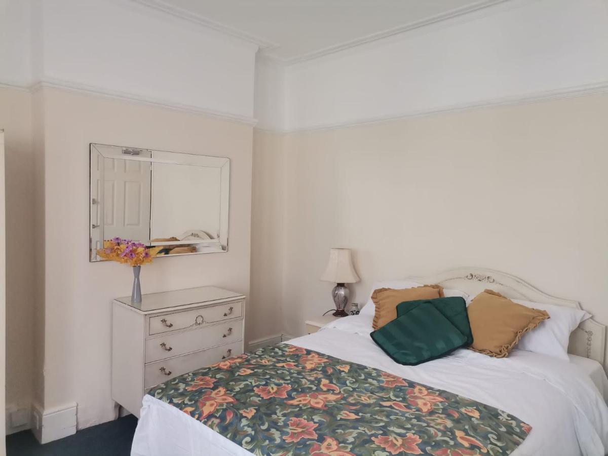 Double Room Available- London Seven Kings Seven Kings Train Station Ilford Bagian luar foto