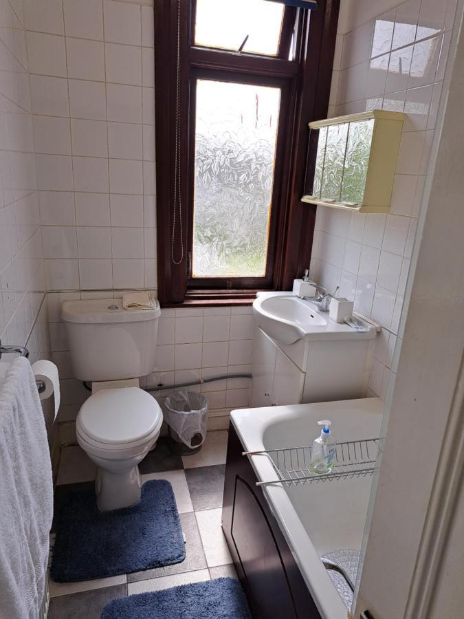 Double Room Available- London Seven Kings Seven Kings Train Station Ilford Bagian luar foto
