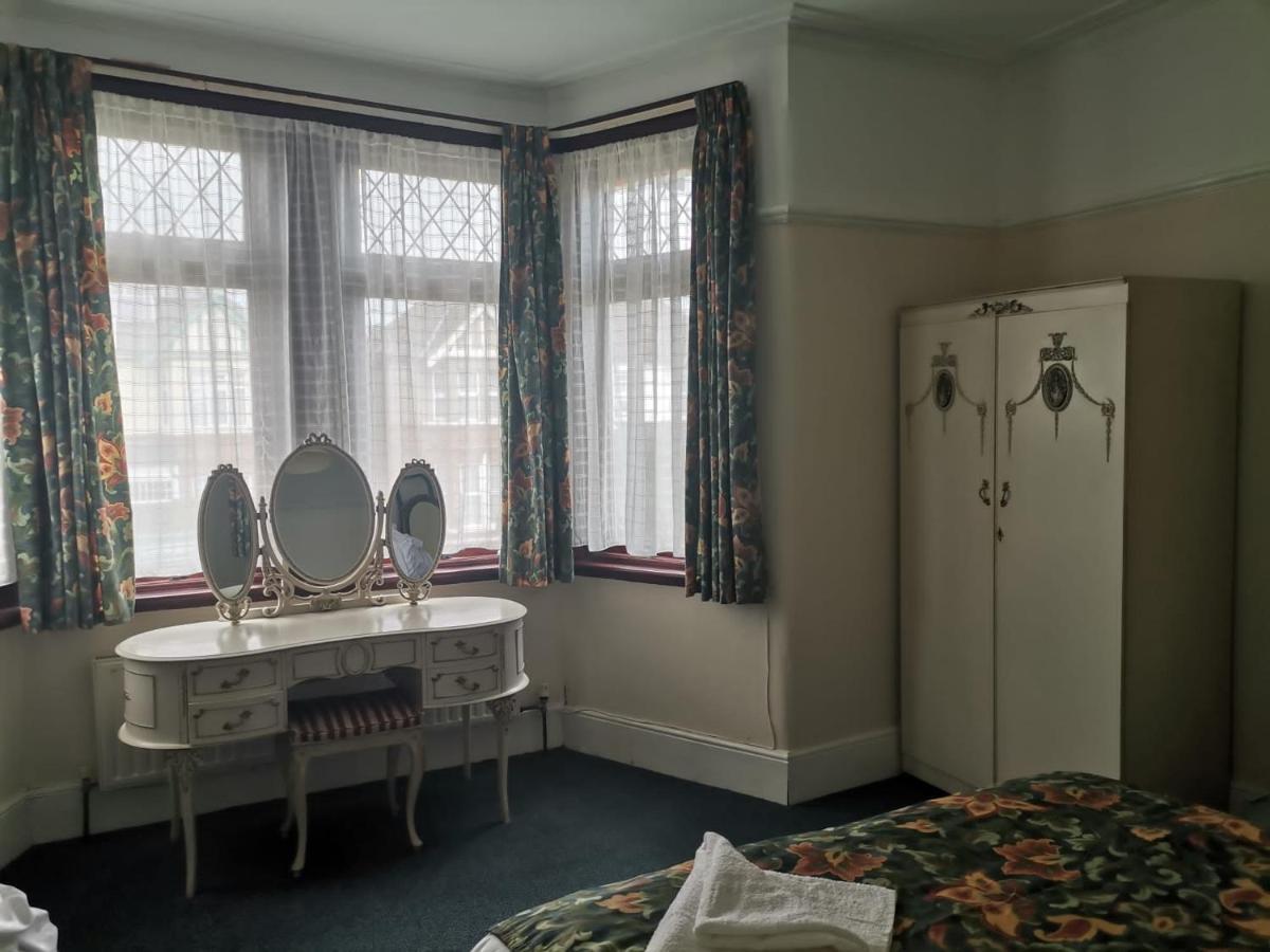 Double Room Available- London Seven Kings Seven Kings Train Station Ilford Bagian luar foto