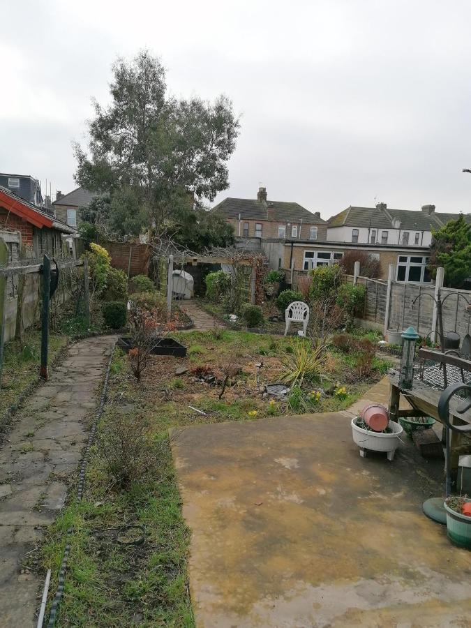 Double Room Available- London Seven Kings Seven Kings Train Station Ilford Bagian luar foto