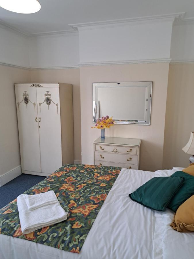 Double Room Available- London Seven Kings Seven Kings Train Station Ilford Bagian luar foto