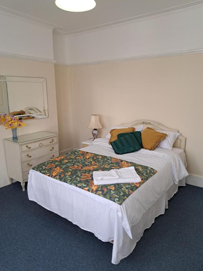 Double Room Available- London Seven Kings Seven Kings Train Station Ilford Bagian luar foto