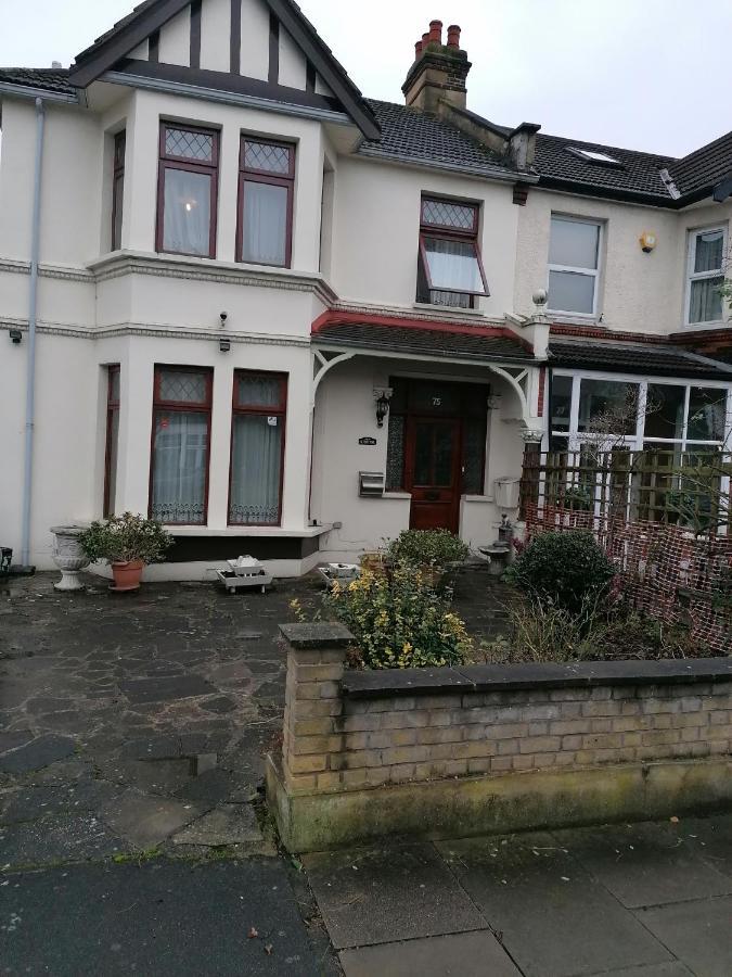 Double Room Available- London Seven Kings Seven Kings Train Station Ilford Bagian luar foto