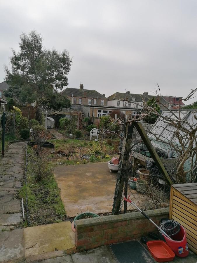 Double Room Available- London Seven Kings Seven Kings Train Station Ilford Bagian luar foto