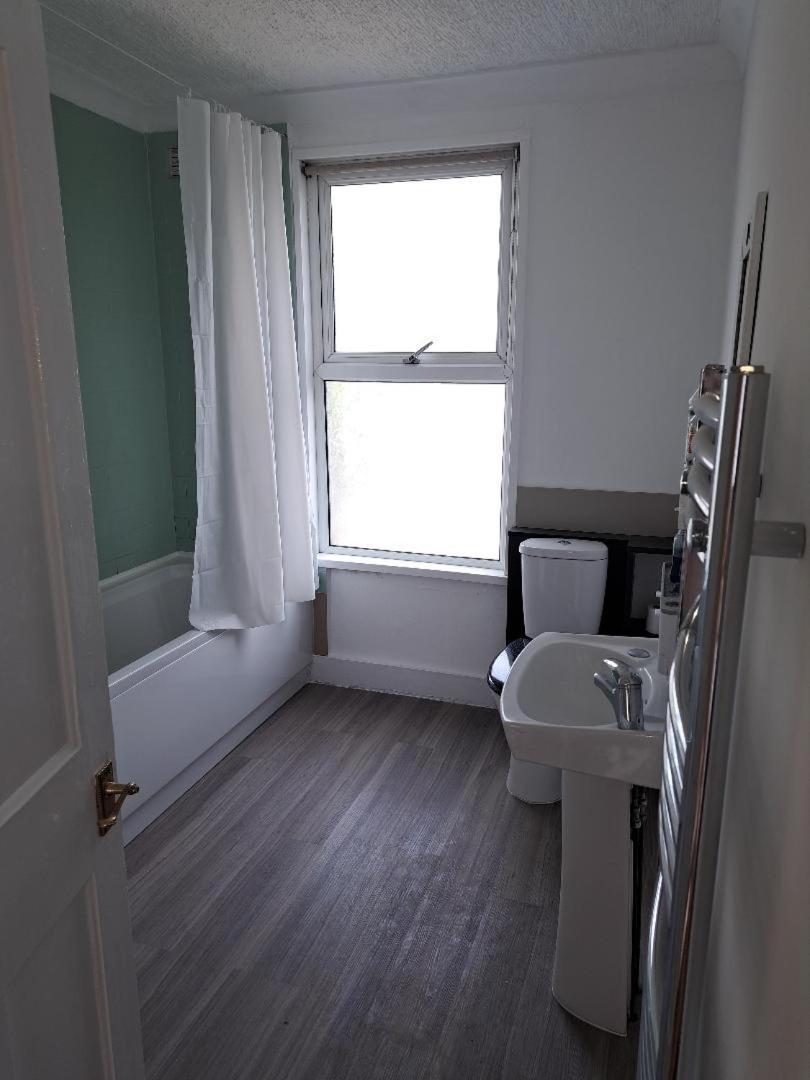 Double Room Available- London Seven Kings Seven Kings Train Station Ilford Bagian luar foto